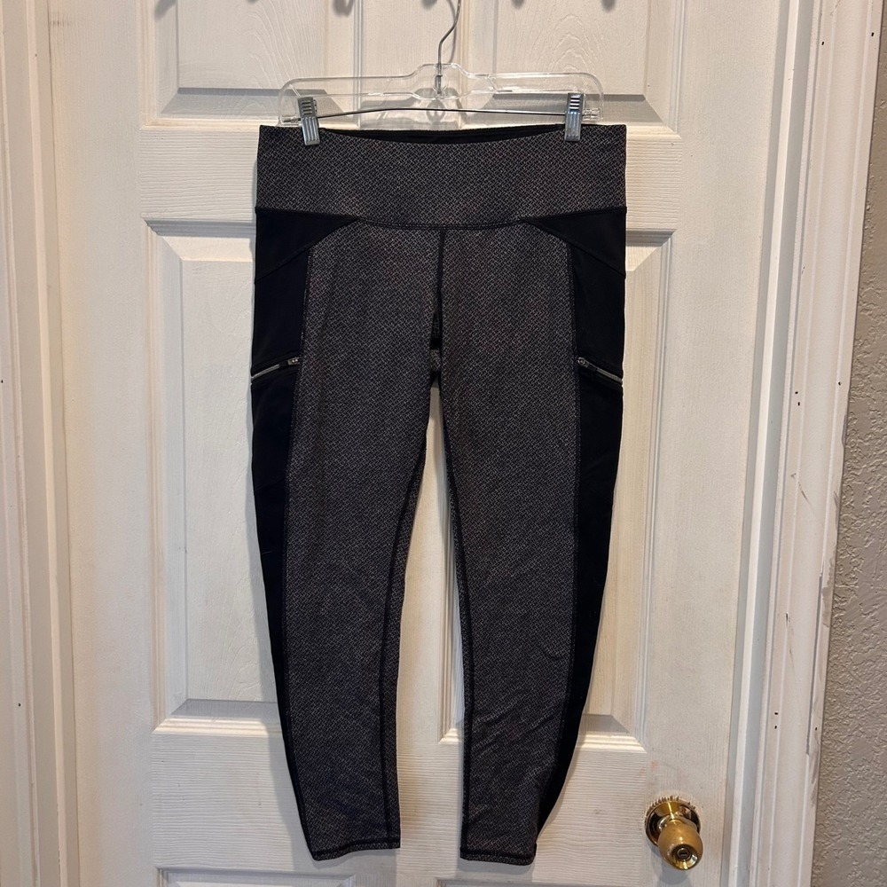 Athleta‎ Women's Black Geometric Print Capri Athletic Leggings Size L